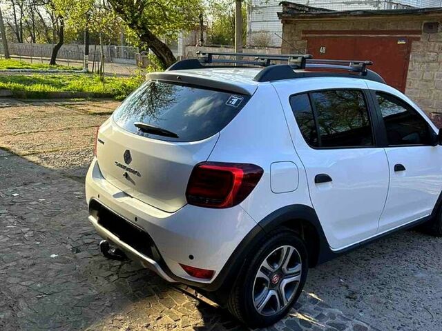 Белый Рено Сандеро, объемом двигателя 1.5 л и пробегом 58 тыс. км за 11800 $, фото 3 на Automoto.ua