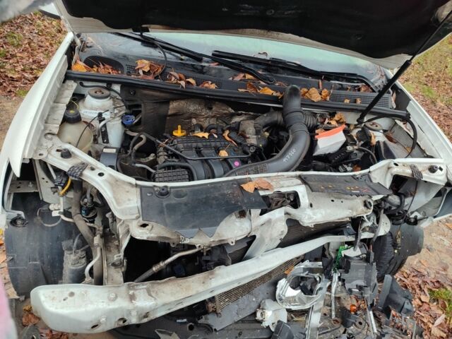 Белый Рено Сандеро, объемом двигателя 0 л и пробегом 180 тыс. км за 3500 $, фото 7 на Automoto.ua