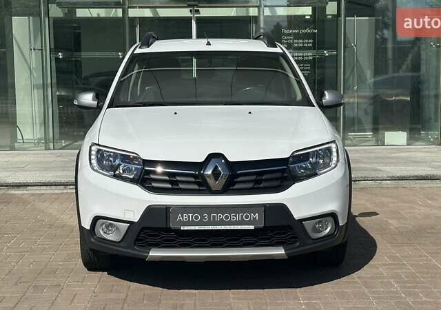 Белый Рено Сандеро, объемом двигателя 0.9 л и пробегом 67 тыс. км за 11464 $, фото 4 на Automoto.ua