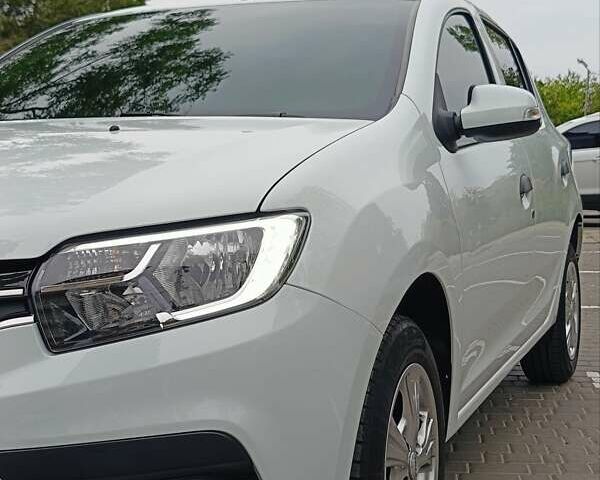Белый Рено Сандеро, объемом двигателя 1 л и пробегом 57 тыс. км за 9200 $, фото 23 на Automoto.ua