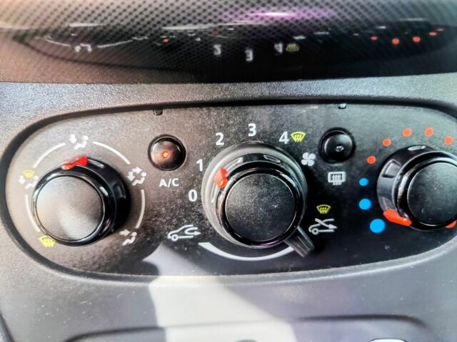 Белый Рено Сандеро, объемом двигателя 1 л и пробегом 117 тыс. км за 8800 $, фото 5 на Automoto.ua