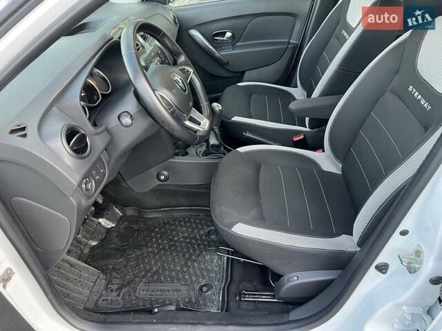 Белый Рено Сандеро, объемом двигателя 0.9 л и пробегом 111 тыс. км за 7736 $, фото 9 на Automoto.ua