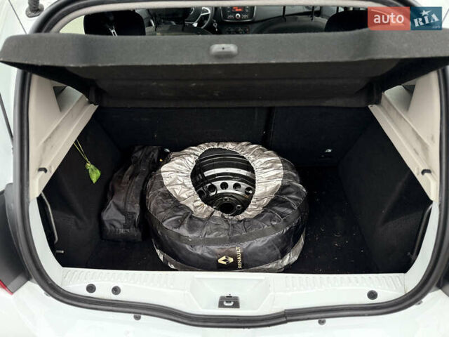 Белый Рено Сандеро, объемом двигателя 1 л и пробегом 102 тыс. км за 6800 $, фото 17 на Automoto.ua
