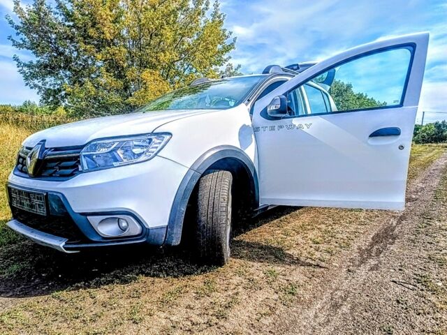 Белый Рено Сандеро, объемом двигателя 1 л и пробегом 117 тыс. км за 9200 $, фото 2 на Automoto.ua