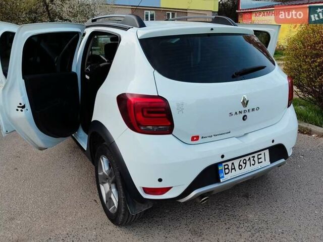 Белый Рено Сандеро, объемом двигателя 0.9 л и пробегом 42 тыс. км за 12000 $, фото 2 на Automoto.ua