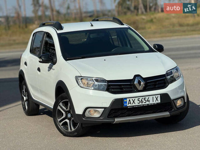 Білий Рено Сандеро, об'ємом двигуна 0.9 л та пробігом 50 тис. км за 11600 $, фото 35 на Automoto.ua