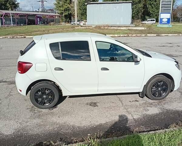 Белый Рено Сандеро, объемом двигателя 1.15 л и пробегом 187 тыс. км за 7500 $, фото 2 на Automoto.ua