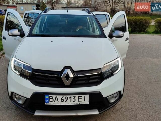 Белый Рено Сандеро, объемом двигателя 0.9 л и пробегом 42 тыс. км за 12000 $, фото 1 на Automoto.ua