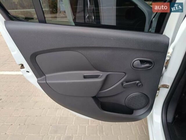 Белый Рено Сандеро, объемом двигателя 1 л и пробегом 57 тыс. км за 7000 $, фото 56 на Automoto.ua