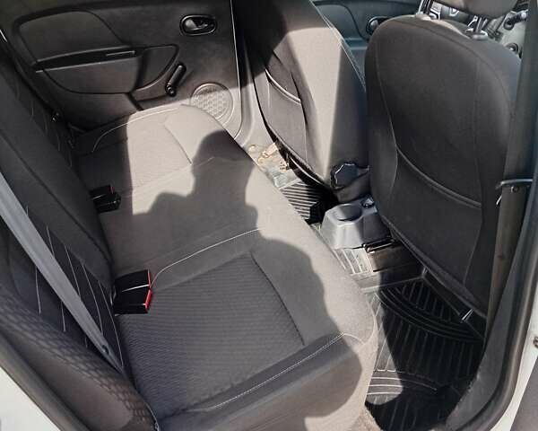 Белый Рено Сандеро, объемом двигателя 1.15 л и пробегом 187 тыс. км за 7500 $, фото 5 на Automoto.ua