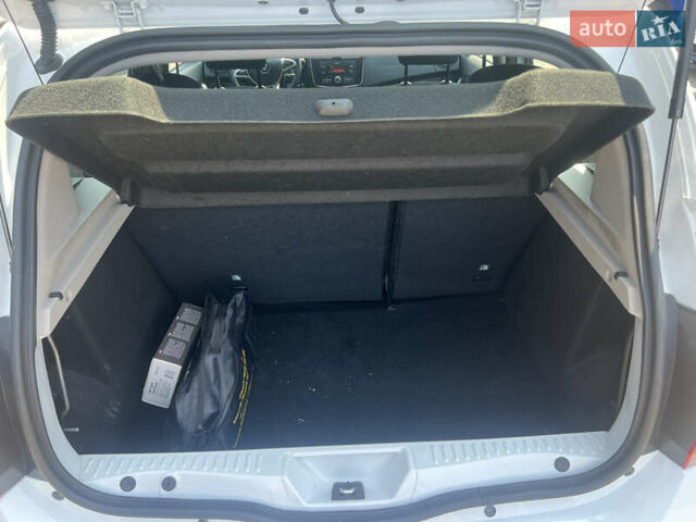 Белый Рено Сандеро, объемом двигателя 0.9 л и пробегом 74 тыс. км за 8415 $, фото 4 на Automoto.ua