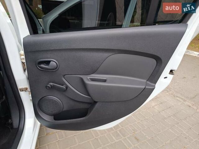 Білий Рено Сандеро, об'ємом двигуна 1 л та пробігом 57 тис. км за 7000 $, фото 57 на Automoto.ua