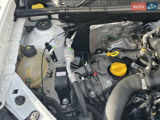 Белый Рено Сандеро, объемом двигателя 0.9 л и пробегом 60 тыс. км за 10500 $, фото 12 на Automoto.ua