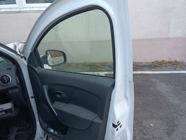 Белый Рено Сандеро, объемом двигателя 1 л и пробегом 100 тыс. км за 1300 $, фото 4 на Automoto.ua