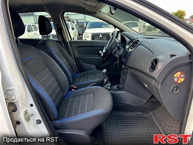 Белый Рено Сандеро, объемом двигателя 1.5 л и пробегом 48 тыс. км за 12900 $, фото 7 на Automoto.ua
