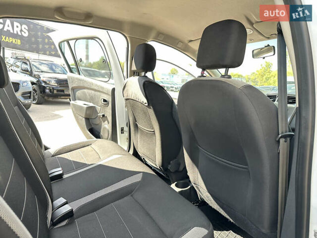 Белый Рено Сандеро, объемом двигателя 0.9 л и пробегом 117 тыс. км за 9900 $, фото 17 на Automoto.ua