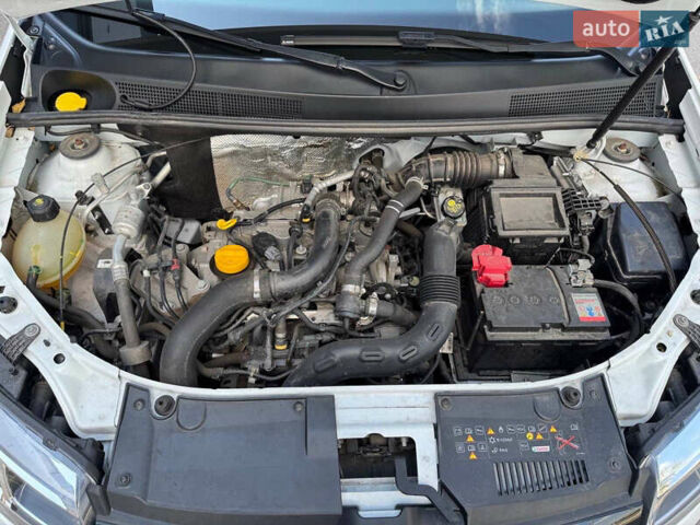 Білий Рено Сандеро, об'ємом двигуна 0.9 л та пробігом 50 тис. км за 11600 $, фото 30 на Automoto.ua