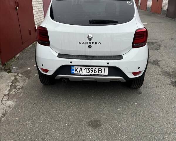 Белый Рено Сандеро, объемом двигателя 0.9 л и пробегом 55 тыс. км за 11800 $, фото 3 на Automoto.ua
