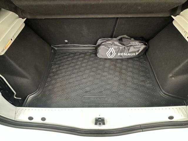 Белый Рено Сандеро, объемом двигателя 1.5 л и пробегом 58 тыс. км за 10999 $, фото 5 на Automoto.ua