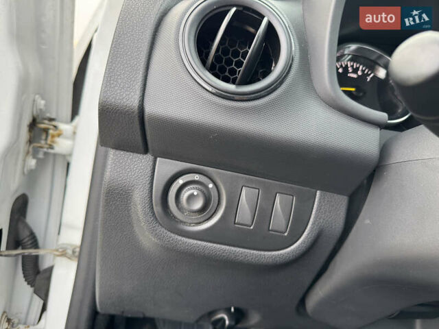 Білий Рено Сандеро, об'ємом двигуна 1 л та пробігом 36 тис. км за 9300 $, фото 40 на Automoto.ua