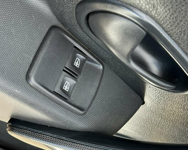 Белый Рено Сандеро, объемом двигателя 0.9 л и пробегом 117 тыс. км за 9900 $, фото 24 на Automoto.ua