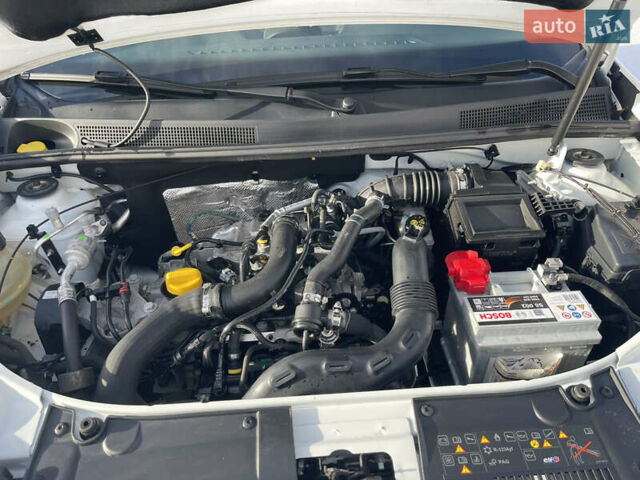 Белый Рено Сандеро, объемом двигателя 0.9 л и пробегом 60 тыс. км за 10500 $, фото 11 на Automoto.ua