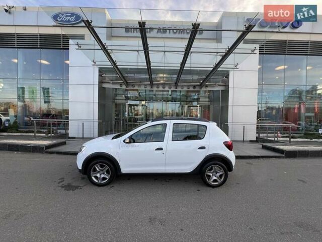 Белый Рено Сандеро, объемом двигателя 0.9 л и пробегом 111 тыс. км за 7736 $, фото 3 на Automoto.ua