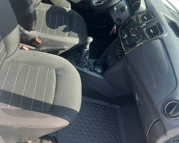 Белый Рено Сандеро, объемом двигателя 0.9 л и пробегом 74 тыс. км за 8415 $, фото 3 на Automoto.ua