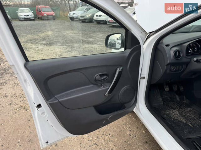 Білий Рено Сандеро, об'ємом двигуна 1 л та пробігом 36 тис. км за 9300 $, фото 34 на Automoto.ua