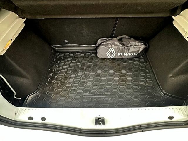 Белый Рено Сандеро, объемом двигателя 1.5 л и пробегом 58 тыс. км за 10999 $, фото 5 на Automoto.ua