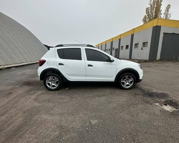 Білий Рено Сандеро, об'ємом двигуна 1.46 л та пробігом 58 тис. км за 10999 $, фото 4 на Automoto.ua