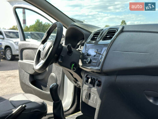Белый Рено Сандеро, объемом двигателя 0.9 л и пробегом 117 тыс. км за 9900 $, фото 22 на Automoto.ua