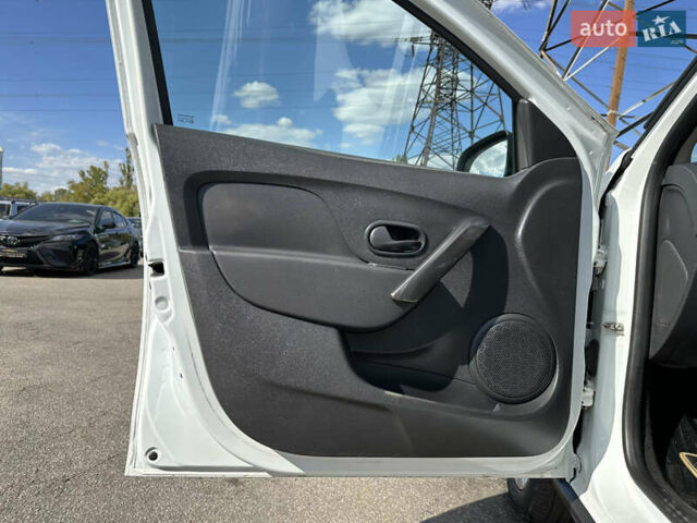 Белый Рено Сандеро, объемом двигателя 0.9 л и пробегом 117 тыс. км за 9900 $, фото 14 на Automoto.ua