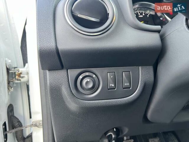 Белый Рено Сандеро, объемом двигателя 0.9 л и пробегом 111 тыс. км за 7736 $, фото 12 на Automoto.ua