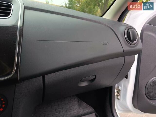 Білий Рено Сандеро, об'ємом двигуна 1 л та пробігом 57 тис. км за 7000 $, фото 74 на Automoto.ua