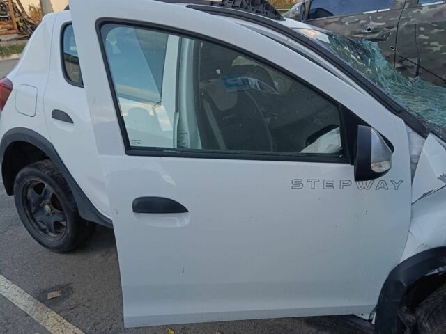 Белый Рено Сандеро, объемом двигателя 1 л и пробегом 100 тыс. км за 1300 $, фото 3 на Automoto.ua