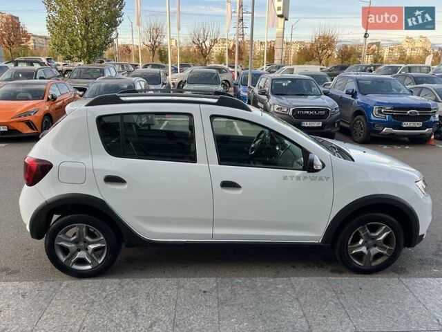 Белый Рено Сандеро, объемом двигателя 0.9 л и пробегом 111 тыс. км за 7736 $, фото 7 на Automoto.ua