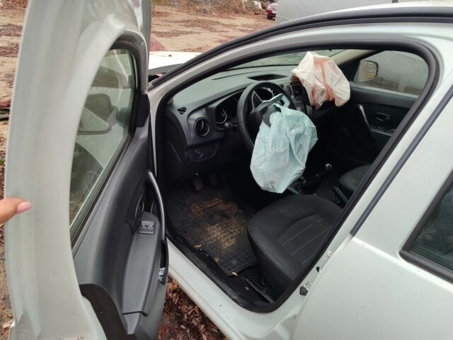 Белый Рено Сандеро, объемом двигателя 0 л и пробегом 180 тыс. км за 3500 $, фото 1 на Automoto.ua