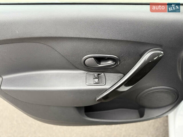 Белый Рено Сандеро, объемом двигателя 1 л и пробегом 102 тыс. км за 6800 $, фото 19 на Automoto.ua