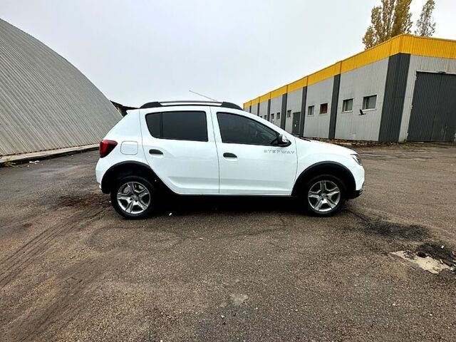 Белый Рено Сандеро, объемом двигателя 1.5 л и пробегом 58 тыс. км за 10999 $, фото 3 на Automoto.ua