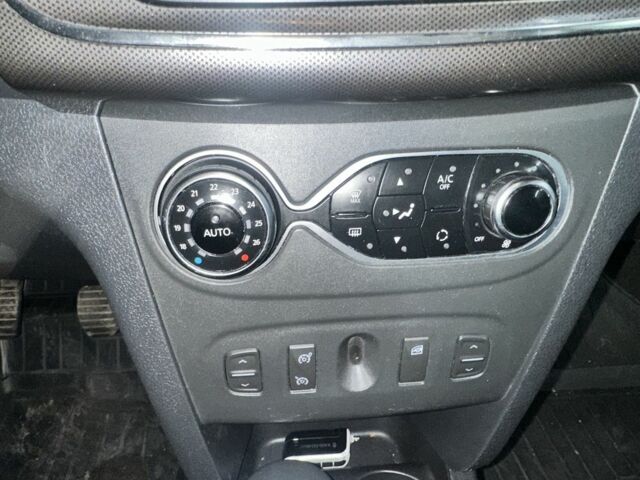 Белый Рено Сандеро, объемом двигателя 0.9 л и пробегом 100 тыс. км за 8999 $, фото 6 на Automoto.ua