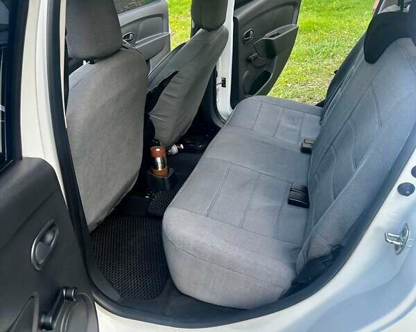 Білий Рено Сандеро, об'ємом двигуна 0.9 л та пробігом 53 тис. км за 9600 $, фото 15 на Automoto.ua