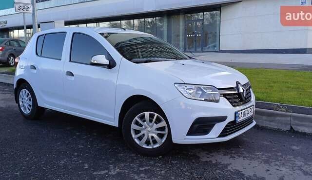 Белый Рено Сандеро, объемом двигателя 0.9 л и пробегом 45 тыс. км за 8300 $, фото 3 на Automoto.ua