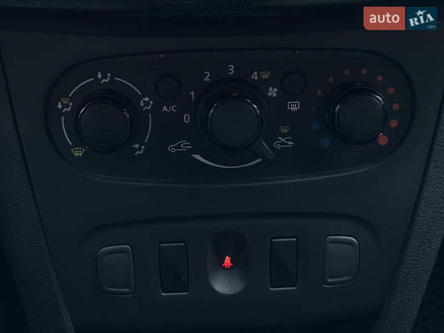 Білий Рено Сандеро, об'ємом двигуна 0.9 л та пробігом 56 тис. км за 8500 $, фото 13 на Automoto.ua