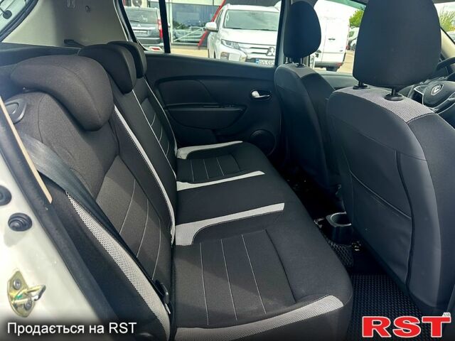 Белый Рено Сандеро, объемом двигателя 1.5 л и пробегом 34 тыс. км за 12500 $, фото 12 на Automoto.ua