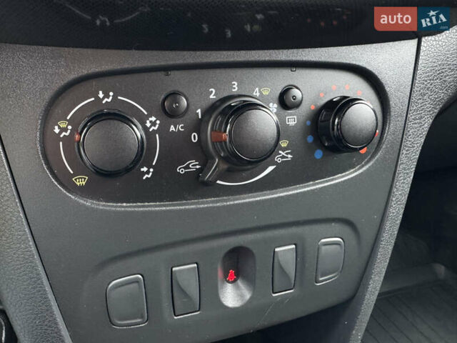 Белый Рено Сандеро, объемом двигателя 0.9 л и пробегом 65 тыс. км за 10000 $, фото 16 на Automoto.ua