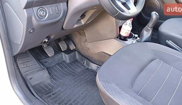 Белый Рено Сандеро, объемом двигателя 0.9 л и пробегом 45 тыс. км за 8300 $, фото 11 на Automoto.ua