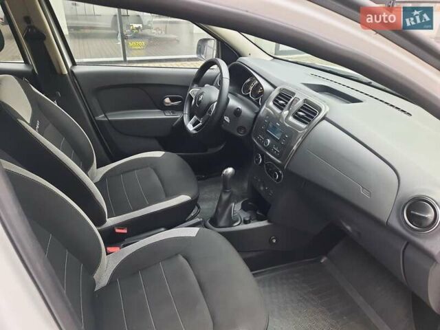 Белый Рено Сандеро, объемом двигателя 0.9 л и пробегом 108 тыс. км за 9999 $, фото 4 на Automoto.ua