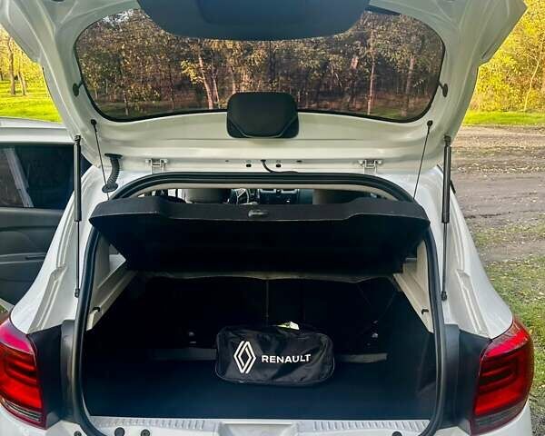 Білий Рено Сандеро, об'ємом двигуна 0.9 л та пробігом 53 тис. км за 9600 $, фото 10 на Automoto.ua