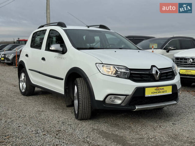 Белый Рено Сандеро, объемом двигателя 0.9 л и пробегом 65 тыс. км за 10000 $, фото 1 на Automoto.ua